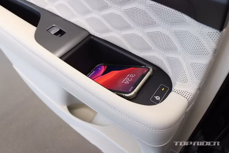 Ngoài ra, Hyundai Palisade VIP 2021 còn có hệ dẫn động 4 bánh toàn thời gian AWD. Lượng nhiên liệu tiêu thụ của Hyundai Palisade VIP 2021 bản máy xăng là 11,2 lít/100 km và máy dầu là 8,69 lít/100 km. Tại thị trường Hàn Quốc, giá xe Hyundai Palisade VIP 2021 khởi điểm từ 50 triệu Won (tương đương 1,06 tỷ đồng) và 53,53 triệu Won (1,14 tỷ đồng). Được biết, trong tháng 11 vừa qua, hãng Hyundai đã bán được 5.706 chiếc cho người tiêu dùng Hàn Quốc.