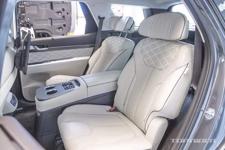 Bên ngoài, Hyundai Palisade VIP 2021 chia sẻ một số trang bị chung với bản Calligraphy như lưới tản nhiệt, hốc gió trung tâm, vành hợp kim 20 inch, nẹp sườn trùng màu thân xe và tấm ốp bảo vệ gầm mạ crôm dưới cản sau.