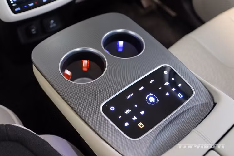 Người dùng chỉ tìm thấy sự khác biệt của Hyundai Palisade VIP 2021 khi bước vào bên trong mẫu xe này. Tại đây, Hyundai Palisade VIP 2021 được trang bị không gian nội thất sang trọng như Mercedes-Maybach GLS với ghế thương gia nằm tách rời nhau ở hàng thứ hai, đi kèm cụm điều khiển trung tâm và hệ thống giải trí mới.