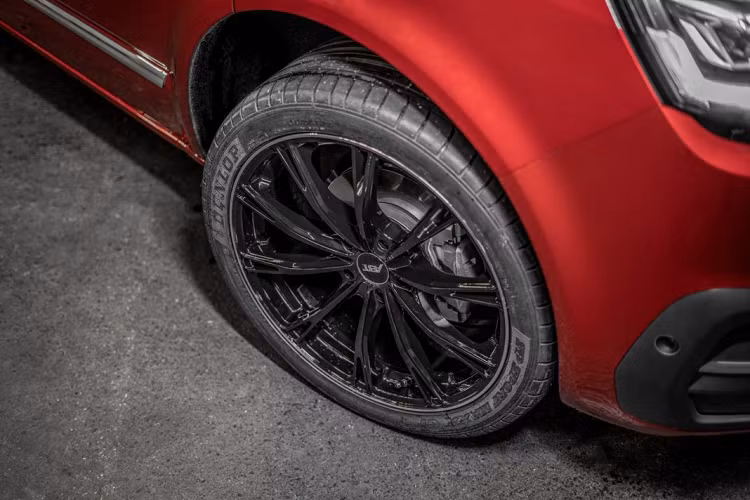 Ngoài ra, hãng độ ABT cũng đang phát triển một gói độ cao cấp hơn cho biến thể động cơ 2.0 BiTDI, sử dụng bộ tăng áp kép. Theo những gì mà hãng mong muốn, khối động cơ Volkswagen T6 cho ra công suất 199 mã lực và mô-men xoắn 450 Nm này sẽ có thể có công suất 223 mã lực và 490 Nm mô-men xoắn sau khi được nâng cấp.