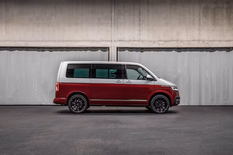 Khối động cơ 4 xylanh tăng áp của chiếc minibus này sẽ có công suất tối đa 177 mã lực và mô-men xoắn 400 Nm, được nâng cấp từ biến thể nguyên bản 148 mã lực và 340 Nm mô-men xoắn.