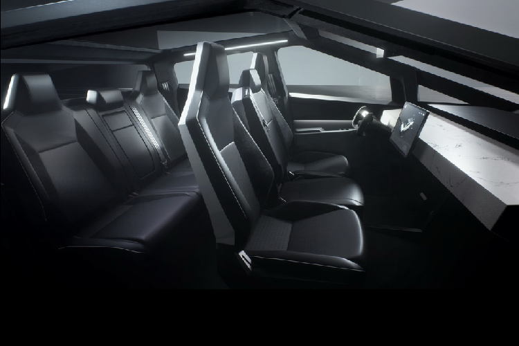 Ngoại thất của Cybertruck hoàn toàn khác biệt với các sản phẩm còn lại của Tesla với hình dáng góc cạnh, nếu không muốn nói là khá thô kệch so với các mẫu xe điện khác như Model S, Model 3 hay Model X. Cybertruck có những đường cắt xẻ đơn giản hơn: từ nóc xe tới đuôi xe là một đường thẳng kiểu fastback. Hệ thống đèn pha và đèn hậu sử dụng công nghệ LED được tối giản thành một dải LED chạy ngang 2 bên thân xe.