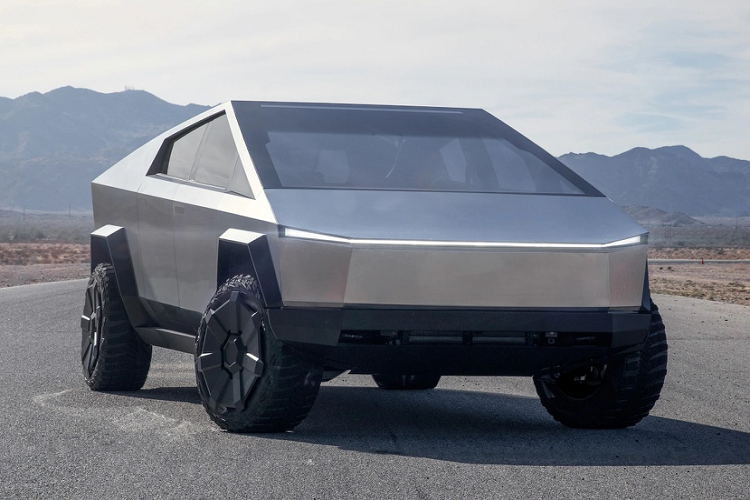 Phiên bản cao hơn sẽ được trang bị 2 motor điện, có mức giá từ 49.900 USD, tăng tốc 0-100 km/h chỉ trong 4,5 giây với quãng đường di chuyển xa nhất trong một lần sạc đầy là hơn 480 km. Phiên bản cao cấp nhất sẽ có mức giá 69.900 USD, có khả năng tăng tốc đáng nể - chỉ 2,9 giây và quãng đường di chuyển lên đến hơn 800 km.