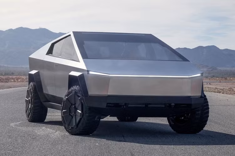 Phiên bản cao hơn sẽ được trang bị 2 motor điện, có mức giá từ 49.900 USD, tăng tốc 0-100 km/h chỉ trong 4,5 giây với quãng đường di chuyển xa nhất trong một lần sạc đầy là hơn 480 km. Phiên bản cao cấp nhất sẽ có mức giá 69.900 USD, có khả năng tăng tốc đáng nể - chỉ 2,9 giây và quãng đường di chuyển lên đến hơn 800 km.