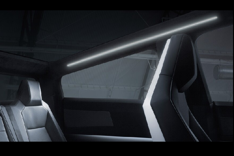 Tương tự với ngoại thất, nội thất của Cybertruck cũng mang đậm chất tối giản thực dụng của tương lai với 6 ghế ngồi phân đều trên 2 dãy. Xe còn có khoang chứa đồ bổ sung ở bên dưới hàng ghế thứ 2.