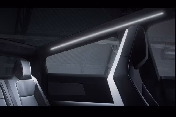 Tương tự với ngoại thất, nội thất của Cybertruck cũng mang đậm chất tối giản thực dụng của tương lai với 6 ghế ngồi phân đều trên 2 dãy. Xe còn có khoang chứa đồ bổ sung ở bên dưới hàng ghế thứ 2.