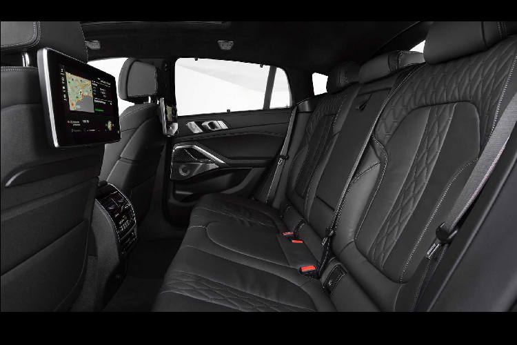 Tất cả phiên bản X6 thế hệ mới đều sử dụng kết hợp với hộp số tự động 8 cấp. Hệ thống treo phía trước sử dụng tay đòn kép, trong khi phía sau là đa liên kết (5 điểm). Bên cạnh đó, BMW còn cung cấp gói tùy chọn off-road sử dụng hệ thống treo treo khí nén (two-axle air suspension) và khóa vi sai cầu sau điện tử M Sport, bên canh cung cấp 4 chế độ vận hành gồm: Snow, Sand, Gravel và Rocks.