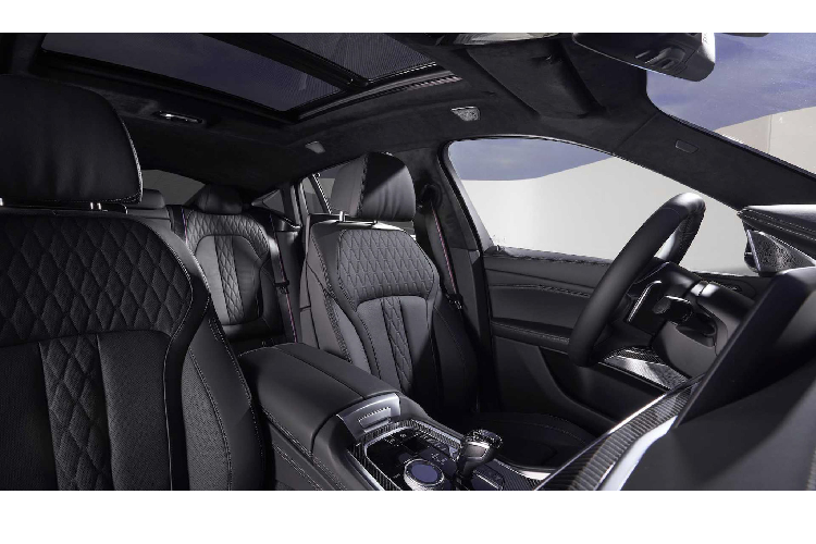 Sự khác biệt giữa hai phiên bản “sDrive” và “xDrive” nằm ở hệ dẫn động cầu sau (RWD) hoặc bốn bánh toàn thời gian (xDrive). Theo công bố của BMW, X6 sDrive40i có thể tăng tốc từ 0-100 km/h trong 5,3 giây, trong khi bản xDrive40i có thể tăng tốc từ 0-100 km/h trong 5,4 giây.