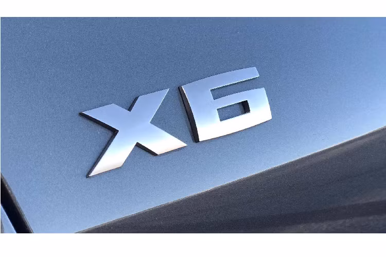 Nội thất X6 thế hệ mới mang nhiều điểm tương đồng về bố cục so với “người anh em” X5 thế hệ mới, nếu không muốn nói nó chia sẻ rất nhiều từ X5 (G05). BMW X6 2020 được trang bị khoang lái kỹ thuật số BMW Live Cockpit sử dụng màn hình hỗ trợ lái 12,3 inch đi kèm với màn hình giải trí trung tâm 12,3 inch đa kết nối.