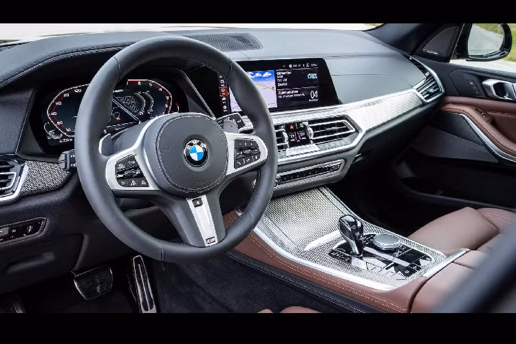 Bước sang thế hệ thứ 3, BMW X6 2020 đã chuyển sang sử dụng nền tảng khung gầm mới có tên gọi BMW Cluster Architecture (CLAR) chia sẻ chung với “người anh em” BMW X5 (G05). Ngoài ra, X6 cũng được đổi mới thiết kế theo hướng góc cạnh và cơ bắp hơn trước. Phần đầu xe gây ấn tượng mạnh với lưới tản nhiệt hình quả thận cỡ lớn tạo hình 3D tương tự X7 hay 7 Series, đèn pha và đèn hậu mới sắc sảo hơn trước.