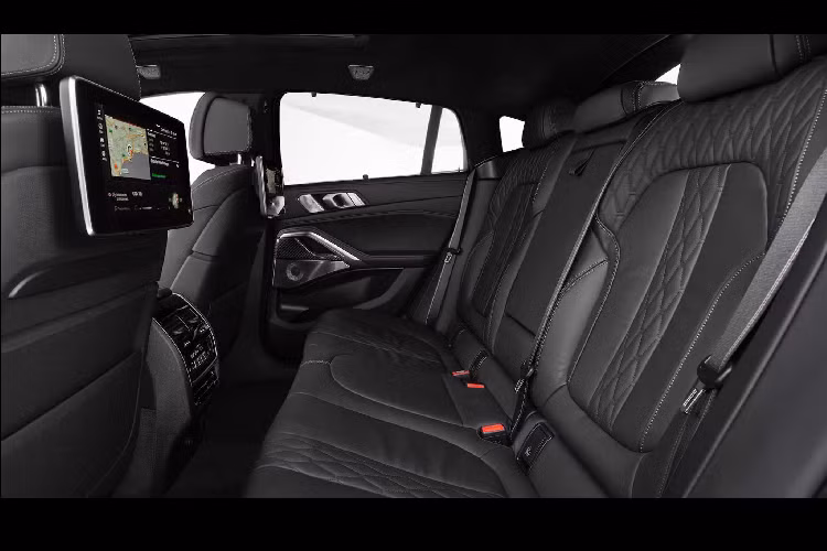 Tất cả phiên bản X6 thế hệ mới đều sử dụng kết hợp với hộp số tự động 8 cấp. Hệ thống treo phía trước sử dụng tay đòn kép, trong khi phía sau là đa liên kết (5 điểm). Bên cạnh đó, BMW còn cung cấp gói tùy chọn off-road sử dụng hệ thống treo treo khí nén (two-axle air suspension) và khóa vi sai cầu sau điện tử M Sport, bên canh cung cấp 4 chế độ vận hành gồm: Snow, Sand, Gravel và Rocks.