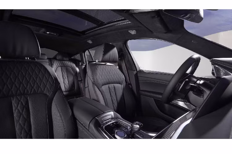 Sự khác biệt giữa hai phiên bản “sDrive” và “xDrive” nằm ở hệ dẫn động cầu sau (RWD) hoặc bốn bánh toàn thời gian (xDrive). Theo công bố của BMW, X6 sDrive40i có thể tăng tốc từ 0-100 km/h trong 5,3 giây, trong khi bản xDrive40i có thể tăng tốc từ 0-100 km/h trong 5,4 giây.