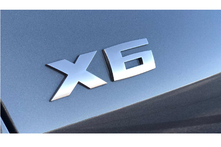 Nội thất X6 thế hệ mới mang nhiều điểm tương đồng về bố cục so với “người anh em” X5 thế hệ mới, nếu không muốn nói nó chia sẻ rất nhiều từ X5 (G05). BMW X6 2020 được trang bị khoang lái kỹ thuật số BMW Live Cockpit sử dụng màn hình hỗ trợ lái 12,3 inch đi kèm với màn hình giải trí trung tâm 12,3 inch đa kết nối.