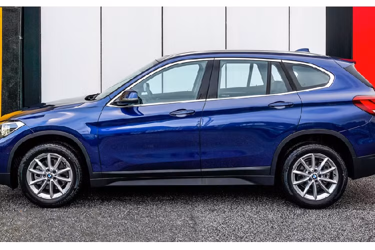 Chiếc SUV hạng sang có các số đo dài x rộng x cao lần lượt là 4.447 x 1.821 x 1.598 (mm), chiều dài cơ sở 2.670 mm. Các trang bị nổi bật ở ngoại thất của X1 bao gồm gương chiếu hậu chống chói, đèn chào mừng với logo X1, viền cửa sổ làm bằng hợp kim nhôm... 