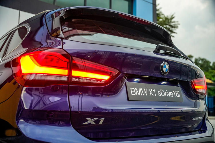 Ở phía sau, đèn hậu của xe cũng bằng LED, tạo hình chữ L và cửa sau đóng/mở điện. Khác với phiên bản X1 sDrive18i xLine tại Việt Nam sử dụng mâm 18 inch, X1 sDrive18i tại Malaysia chỉ được trang bị mâm 17 inch 5 chấu chữ V.