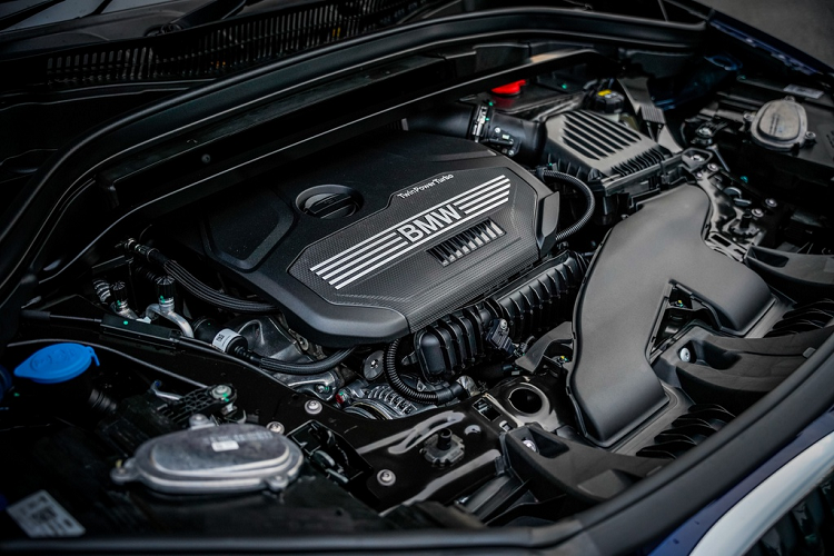 BMW X1 sDrive18i 2020 sử dụng động cơ TwinTurbo 3 xy-lanh thẳng hàng, dung tích 1.5L, sản sinh công suất 140 mã lực và mô-men xoắn 220 Nm.