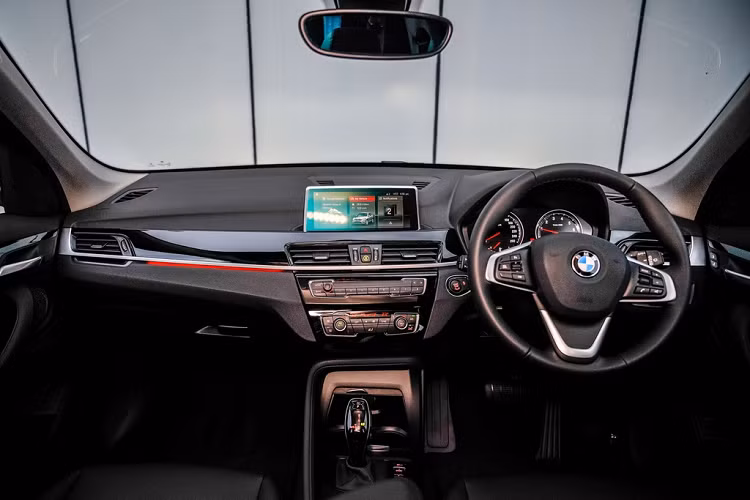 Bên trong, BMW X1 sDrive18i thế hệ mới được trang bị ghế bọc da Dakota, vô-lăng 3 chấu bọc da và các chi tiết trang trí đen bóng.