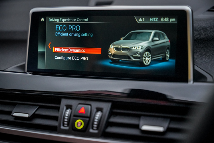 Ngoài ra, xe có có hệ thống điều hòa không khí 2 vùng độc lập, màn hình thông tin giải trí cảm ứng 8,8 inch với hệ điều hành BMW Operating System 6.0, hệ thống âm thanh 6 loa công suất 100 W, đèn viền nội thất 6 màu.