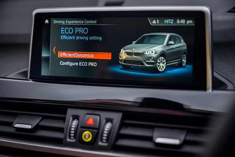 Ngoài ra, xe có có hệ thống điều hòa không khí 2 vùng độc lập, màn hình thông tin giải trí cảm ứng 8,8 inch với hệ điều hành BMW Operating System 6.0, hệ thống âm thanh 6 loa công suất 100 W, đèn viền nội thất 6 màu.