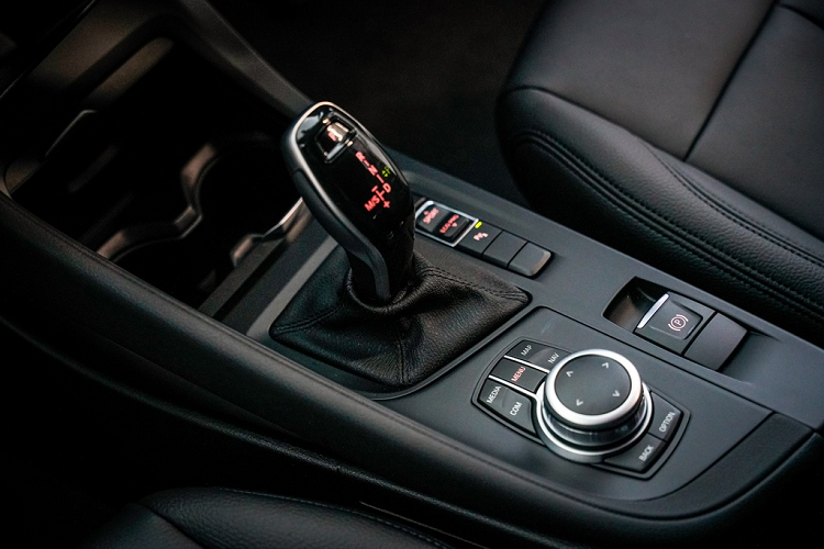 Đi kèm với động cơ là hộp số ly hợp kép 7 cấp Steptronic và hệ dẫn động cầu trước, xe có thể tăng tốc 0-100 km/h trong 9,6 giây trước khi đạt vận tốc tối đa 201 km/h. Các thông số tương đồng với phiên bản tại thị trường Việt Nam.