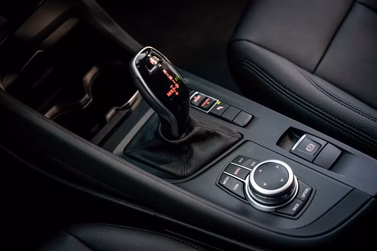 Đi kèm với động cơ là hộp số ly hợp kép 7 cấp Steptronic và hệ dẫn động cầu trước, xe có thể tăng tốc 0-100 km/h trong 9,6 giây trước khi đạt vận tốc tối đa 201 km/h. Các thông số tương đồng với phiên bản tại thị trường Việt Nam.