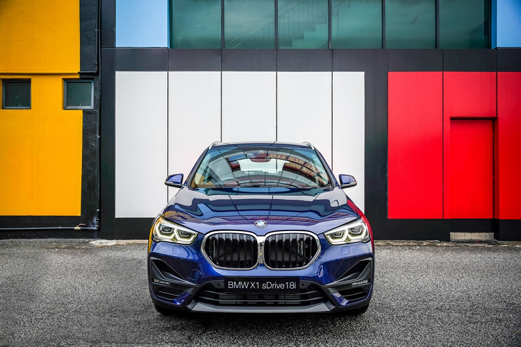 Ở phiên bản facelift này, BMW X1 sDrive18i được trang bị hệ thống đèn hoàn toàn bằng LED với đèn daylight dạng 6 cạnh, đèn sương mù đặt ngang. Đây cũng là điểm khác biệt của X1 tại Malaysia với X1 tại thị trường Việt Nam. Tại Việt Nam, X1 không được trang bị đèn sương mù.
