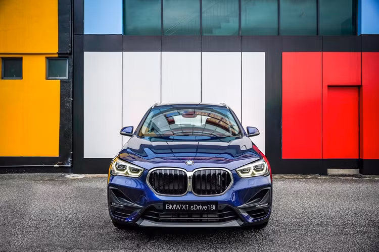 Ở phiên bản facelift này, BMW X1 sDrive18i được trang bị hệ thống đèn hoàn toàn bằng LED với đèn daylight dạng 6 cạnh, đèn sương mù đặt ngang. Đây cũng là điểm khác biệt của X1 tại Malaysia với X1 tại thị trường Việt Nam. Tại Việt Nam, X1 không được trang bị đèn sương mù.