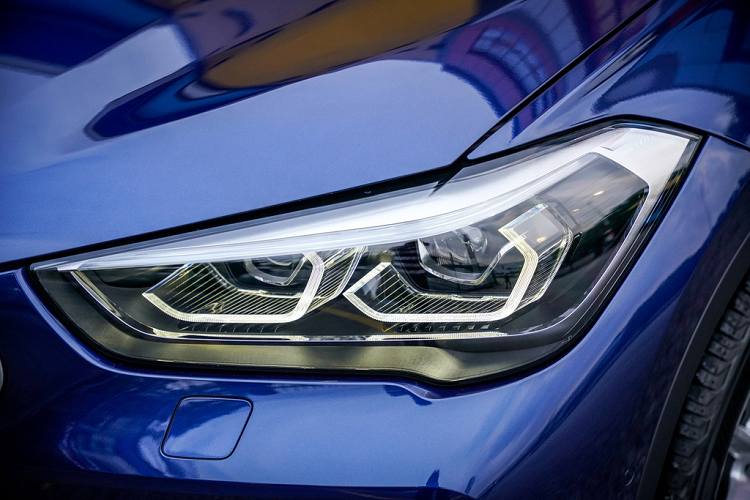 Ấn tượng đầu tiên về X1 2020 là lưới tản nhiệt quả thận lớn và góc cạnh hơn. Lưới tản nhiệt cỡ lớn là xu hướng gần đây của BMW, được áp dụng từ sedan đến SUV. Phần cản va trước của X1 ấn tượng hơn với các hốc hút gió cỡ lớn, được ốp nhựa đen. 