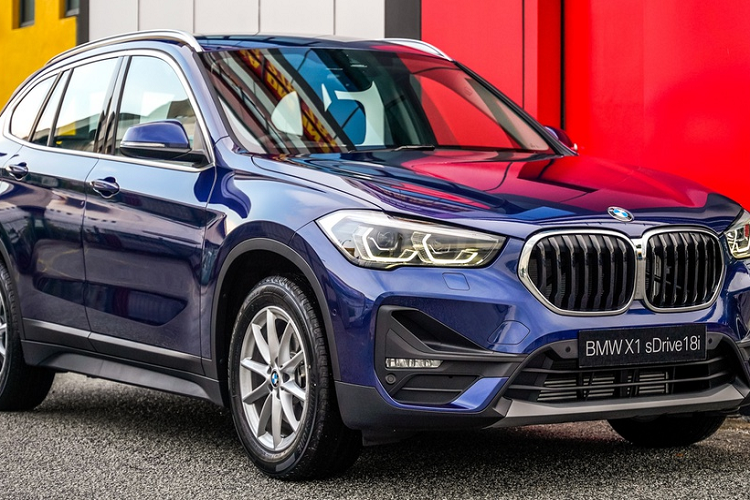 Bên cạnh M135i xDrive, BMW còn giới thiệu X1 sDrive18i tại thị trường Malaysia. BMW X1 sDrive18i mới là phiên bản tiêu chuẩn của mẫu SUV này, bên cạnh phiên bản X1 sDrive20i M Sport.