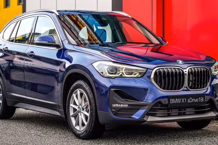 Bên cạnh M135i xDrive, BMW còn giới thiệu X1 sDrive18i tại thị trường Malaysia. BMW X1 sDrive18i mới là phiên bản tiêu chuẩn của mẫu SUV này, bên cạnh phiên bản X1 sDrive20i M Sport.
