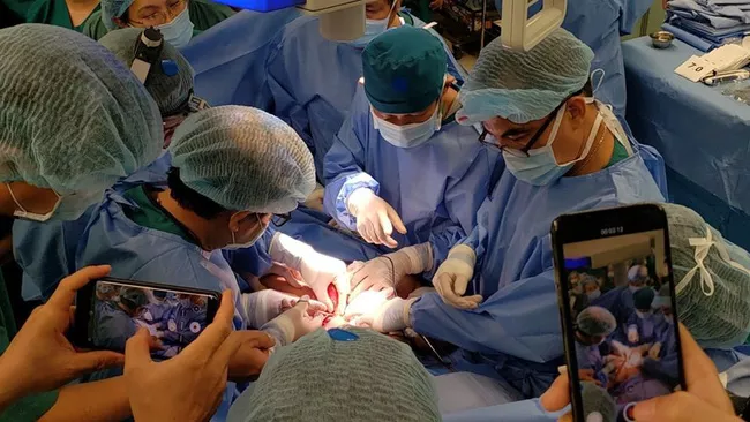 GS.BS Tran Dong A: “Khong phai ai cung co duoc hanh phuc cuu duoc cac chau be thap tu nhat sinh“-Hinh-4