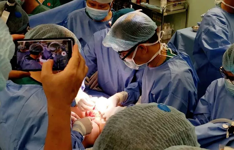 GS.BS Tran Dong A: “Khong phai ai cung co duoc hanh phuc cuu duoc cac chau be thap tu nhat sinh“-Hinh-3