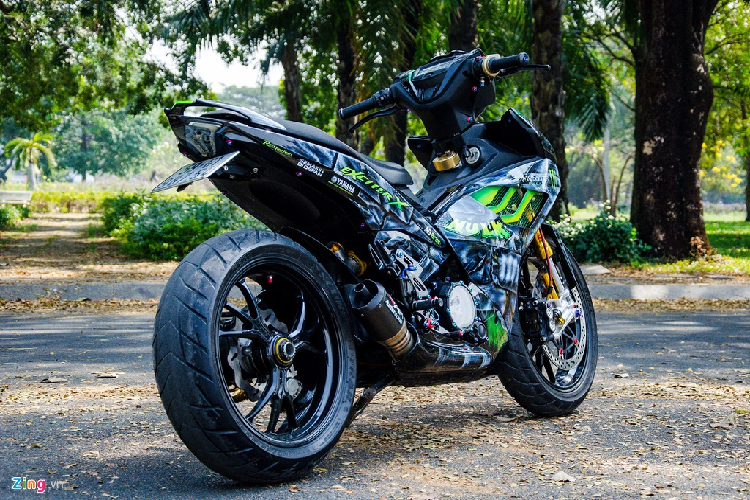 Thông thường, những chiếc xe máy Yamaha Exciter được độ bằng các cách đơn giản như thay tem, gắn tay côn/tay phanh hàng hiệu hay trang bị ống xả để tăng hiệu năng của xe. Để bản độ nổi bật hơn, một chủ xe tại TP.HCM đã chi ra hàng trăm triệu đồng để trang bị dàn chân của môtô phân khối lớn cho chiếc Exciter 150.