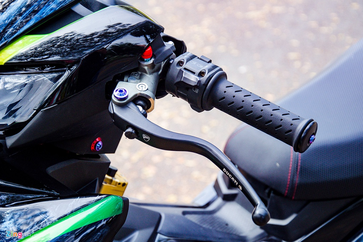 Ở khu vực tay lái, xe được trang bị cùm côn Brembo từ xe Ducati, cùm phanh Brembo MCS, cụm công tắc Ducati và cùm ga Domino.