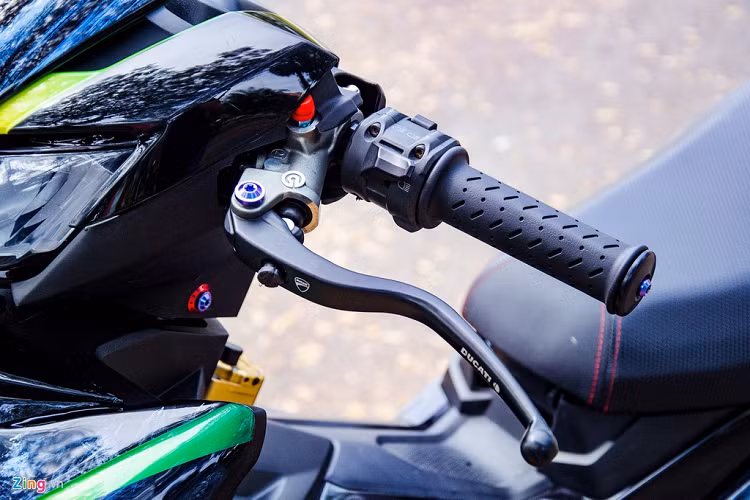 Ở khu vực tay lái, xe được trang bị cùm côn Brembo từ xe Ducati, cùm phanh Brembo MCS, cụm công tắc Ducati và cùm ga Domino.