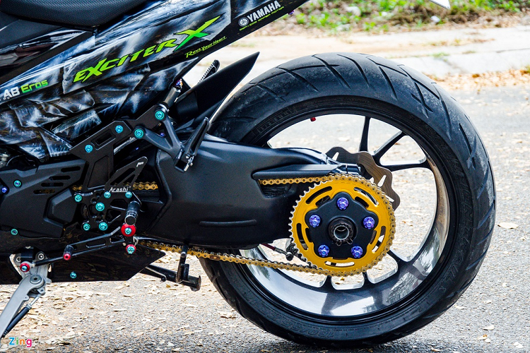 Bộ gắp đơn quen thuộc trên những chiếc Ducati nay đã được lắp vừa vặn lên chiếc Exciter. Không chạy theo phong trào bánh béo, chủ xe chỉ trang bị cặp lốp kích thước 120 ở phía trước và 180 ở phía sau.