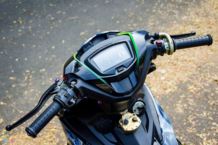 Nguyên bản, đây là chiếc Exciter 150 đời 2015 nhưng được chủ xe nâng cấp lên bảng đồng hồ kỹ thuật số của phiên bản 2019. Hệ thống đèn pha cũng được nâng cấp lên loại đời mới.