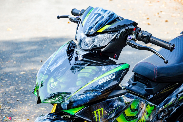 Điều đầu tiên gây ấn tượng về chiếc xe là dàn áo được sơn airbrush theo chủ đề Hulk - người khổng lồ xanh trong loạt phim siêu anh hùng. Dàn áo cũng được chế mủ ở vài chỗ để phù hợp với họa tiết mới. Khác với phương pháp sơn công nghiệp truyền thống, airbrush được ví là phương pháp vẽ tranh bằng nước sơn, mang đến độ hoàn thiện cực cao. Do đó, chi phí sơn airbrush thường đắt hơn 5-10 lần so với sơn thông thường 