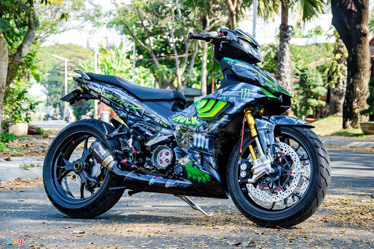 Dàn áo sơn airbrush không phải là bộ phận đắt giá nhất trên bản độ này. Dàn chân trên xe gồm cặp mâm và gắp sau được thửa từ xe Ducati. Để hoàn thành công đoạn này, người thợ độ cần phải xử lý một số chi tiết trên chiếc Exciter. Việc lắp dàn chân của xe phân khối lớn lên một chiếc xe phổ thông là điều không dễ dàng.