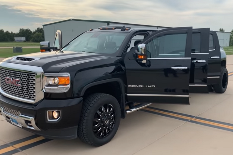 Thậm chí, một công ty ở Guthrie, Oklahoma, còn tiến xa thêm một bước để đáp ứng nhu cầu của những trường hợp khó như gia đình quá đông con hoặc vừa chở đội ngũ công nhân vừa chở trang thiết bị bằng bán tải.