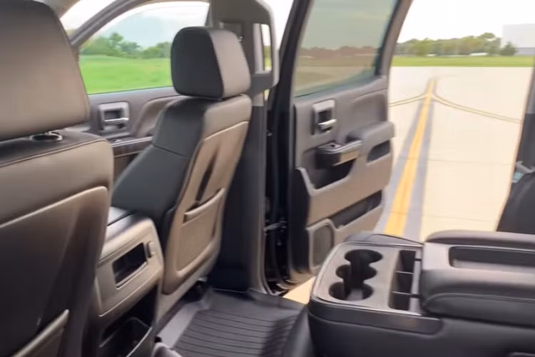 Hơn nữa, 2 chiếc bán tải nối đuôi nhau thì không gây chú ý bằng 1 chiếc dài ngoằng với 6 cánh cửa đâu.