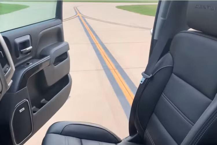 Vì thế, những chiếc bán tải kéo dài kiểu này nhất định không rẻ. Nếu bạn có một chiếc bán tải đời 2017 hoặc mới hơn và mong muốn thấy nó có thêm một bộ cửa + hàng ghế nữa, bạn sẽ phải chi ra ít nhất 65.000 USD, không bao gồm tiền mua bán tải ban đầu.