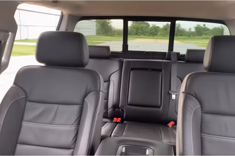 Đó là số tiền mà đủ để bạn mua thêm một chiếc bán tải mới nữa, và rồi sẽ có tới 8 cánh cửa và 10 ghế ngoài, ngoại trừ việc chúng phân chia thành 2 chiếc xe riêng biệt.