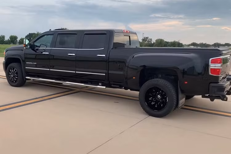 Không rõ trải nghiệm lái chiếc GMC Sierra HD kéo dài này là thế nào, và hơi đáng tiếc là CABT không tiến hành độ hiệu suất, vậy nên nó vẫn giữ nguyên khối động cơ ban đầu.