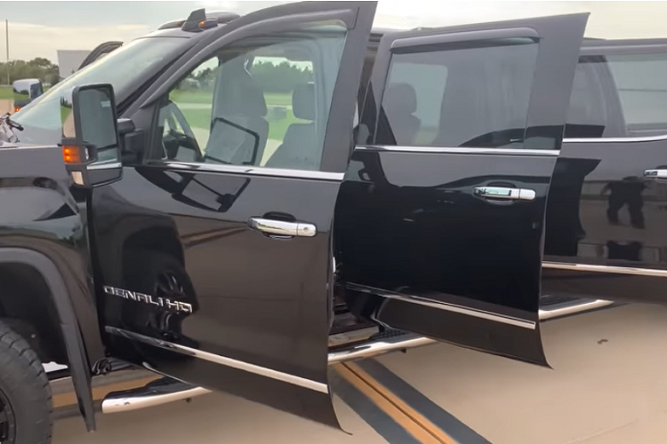 Cụ thể, Custom Autos by Tim (CABT) chuyên môn giúp những chiếc bán tải Mỹ trở nên to lớn hơn nữa bằng cách kéo dài trục cơ sở đủ để lắp thêm một hàng ghế. Thông thường, công ty sẽ độ các mẫu Ford theo yêu cầu, nhưng mới đây họ có giới thiệu một chiếc bán tải GMC Sierra Denali HD độ khủng tới 6 cửa, cực ấn tượng.