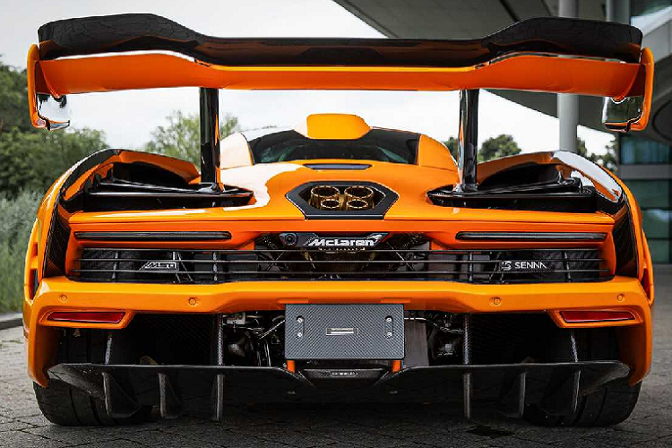 McLaren Senna LM còn sở hữu bộ mâm 5 chấu đơn siêu nhẹ với thiết kế giống các mẫu xe đua ở giải đua LeMans của Pháp hay trên mẫu xe huyền thoại của hãng là McLaren F1 GTR. Các ghế ngồi của xe McLaren Senna LeMans nguyên mẫu được bọc da Alcantara màu cam cùng với khung ghế bằng sợi carbon. Một tấm huy hiệu để cho biết đây là phiên bản McLaren Senna LeMans chỉ sản xuất 20 xe trên toàn thế giới.