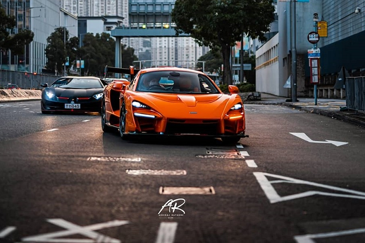 Những chiếc siêu xe triệu đô đắt đỏ McLaren Senna LM ban đầu do bộ phận MSO tạo ra với khoảng 7 chiếc có màu cam sáng và phần còn lại sơn màu xám than, tuy nhiên, khách hàng hoàn toàn có thể can thiệp vào bộ áo của xe.