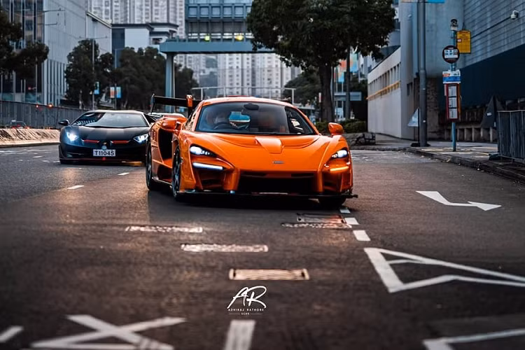 Những chiếc siêu xe triệu đô đắt đỏ McLaren Senna LM ban đầu do bộ phận MSO tạo ra với khoảng 7 chiếc có màu cam sáng và phần còn lại sơn màu xám than, tuy nhiên, khách hàng hoàn toàn có thể can thiệp vào bộ áo của xe.