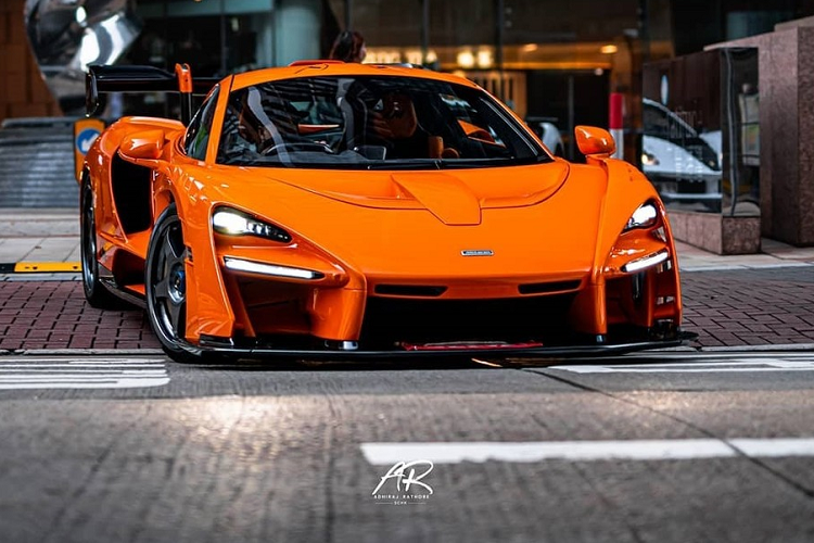 Hiện không rõ siêu xe này có giá lăn bánh tại Hồng Kông là bao nhiêu, chỉ biết rằng, mức giá xe McLaren Senna LeMans chưa thuế khi về đến đây đã là 13 triệu đô la HKD, tương đương hơn 38 tỷ đồng. Những chiếc McLaren Senna LM thực chất là phiên bản đặc biệt hơn của McLaren Senna, hay là bản hợp pháp chạy trên đường phố của McLaren Senna GTR.