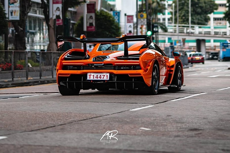 Nhiều khả năng đây là chiếc siêu xe triệu đô McLaren Senna LM nguyên mẫu, dùng để đem đi thế giới trưng bày và đã xuất hiện tại Hồng Kông vào tháng 3 đầu năm nay. Các đại gia Hồng Kông hiện cũng đã sở hữu ít nhất 1 trong tổng số 20 xe McLaren Senna LM sản xuất trên thế giới.